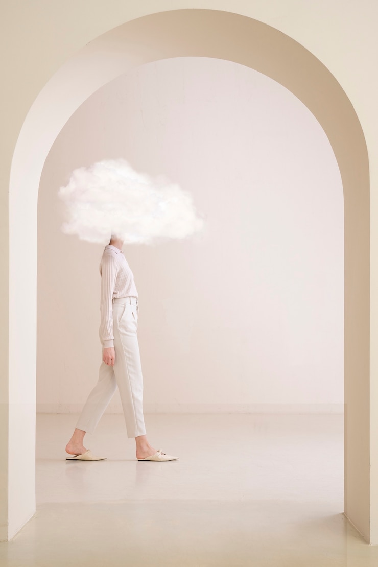 Kostenlose Foto frau mit wolke über dem kopf