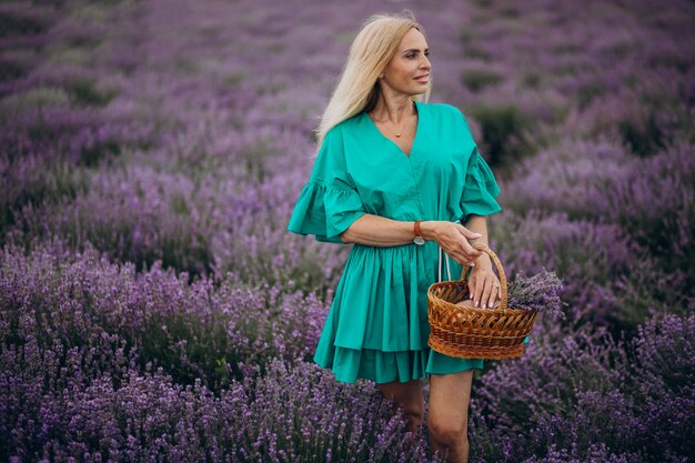 Frau mittleren Alters in einem Lavendelfeld