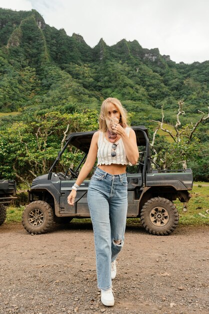 Frau neben Jeepauto in Hawaii