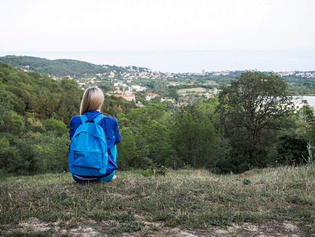 Frau oben auf Berg