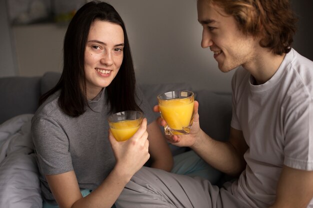 Kostenloses Foto frau posiert mit orangensaft und freund