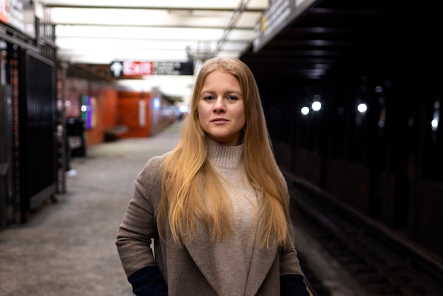 Frau posiert während der Fahrt mit der U-Bahn