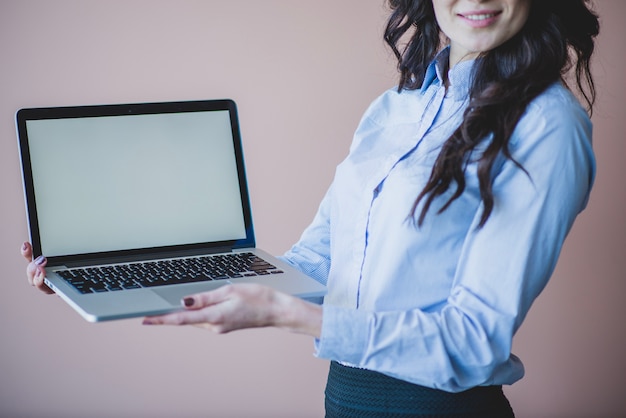 Frau präsentiert Laptop