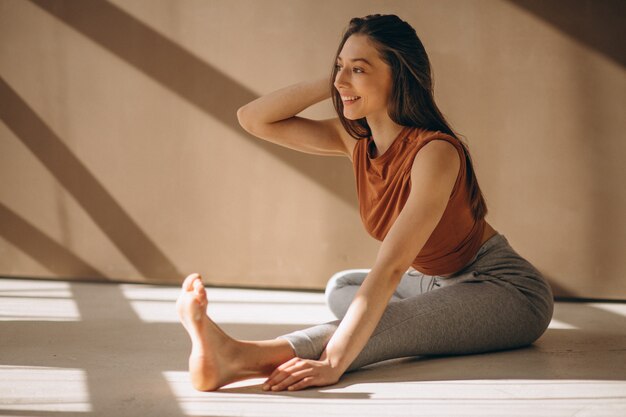 Frau praktizieren Yoga