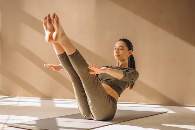 Frau praktizieren Yoga