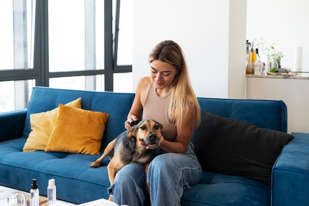 Frau putzt Hund mittleren Schuss