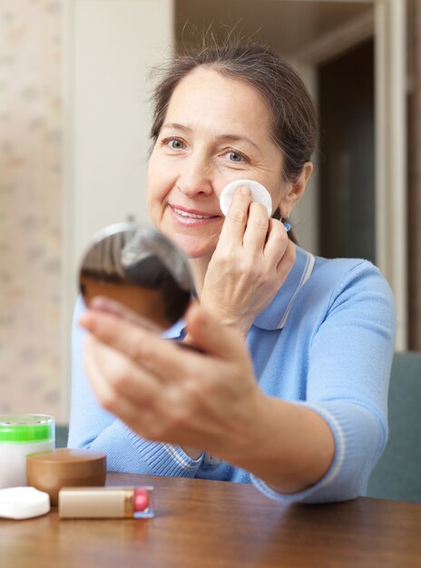 Frau reinigt das Make-up