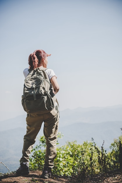 Frau Reisende mit Rucksack auf schöne Sommerlandschaft.