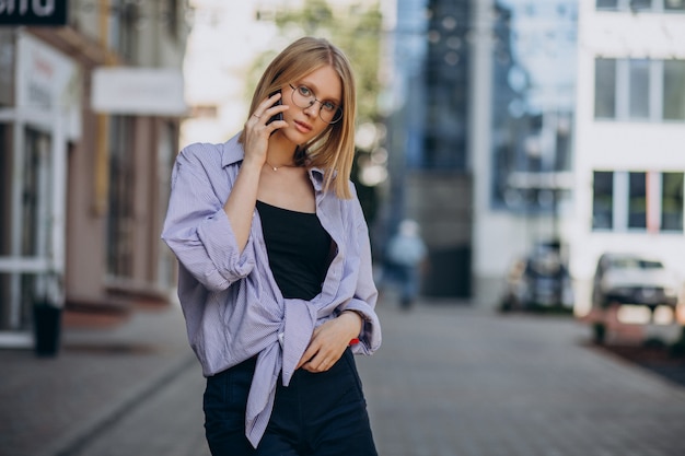 Frau reist und benutzt Telefon