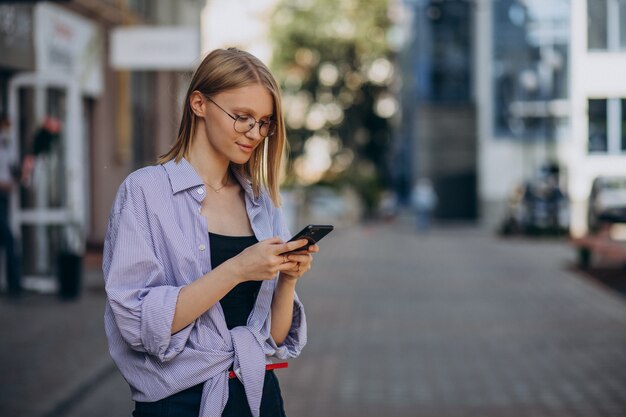 Kostenloses Foto frau reist und benutzt telefon