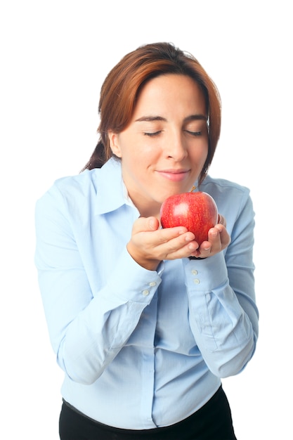 Frau riecht einen Apfel