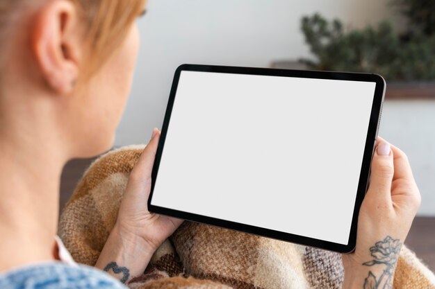 Frau schaut sich auf ihrem Tablet einen Film an