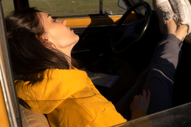 Kostenloses Foto frau schläft im auto hautnah