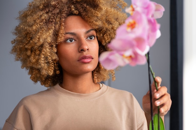 Kostenloses Foto frau schmückt ihr zuhause mit orchideen