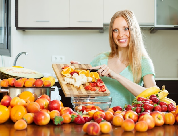 Frau schneidet früchte für sala