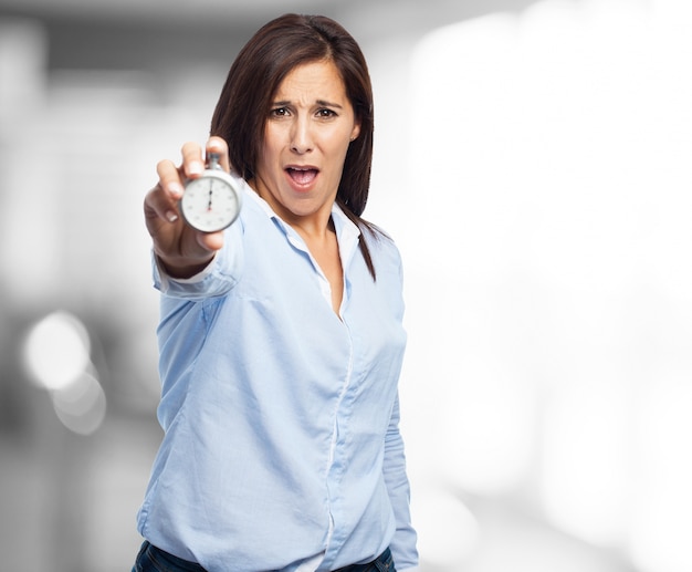 Frau schreien mit einer Uhr in der Hand