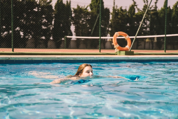 Kostenloses Foto frau schwimmt im pool