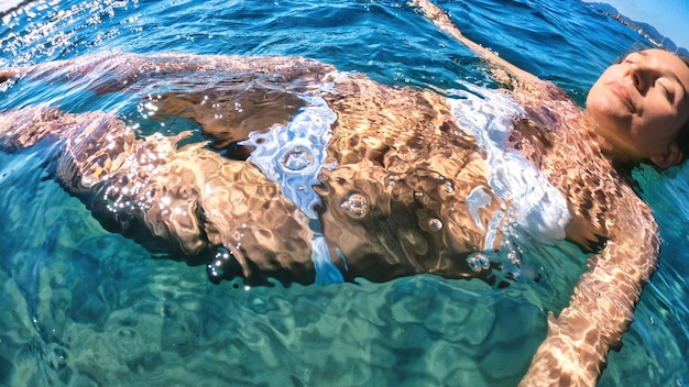 Frau schwimmt im Wasser, Mittelmeer