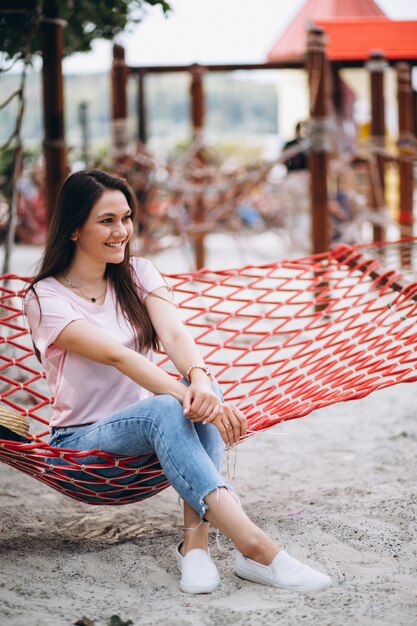 Kostenloses Foto frau sitzt am strand