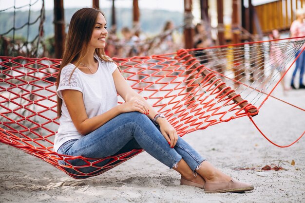 Frau sitzt am Strand