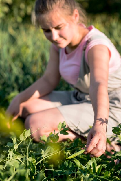 Frau sitzt auf dem Gras