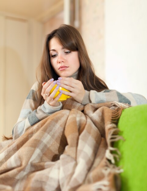 Frau sitzt auf dem Sofa