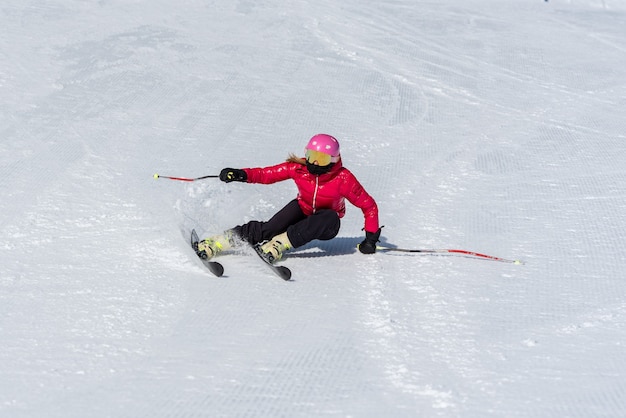 Frau skifahren an einem sonnigen wintertag