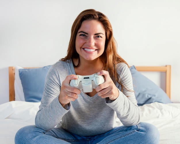 Frau spielt auf Joystick