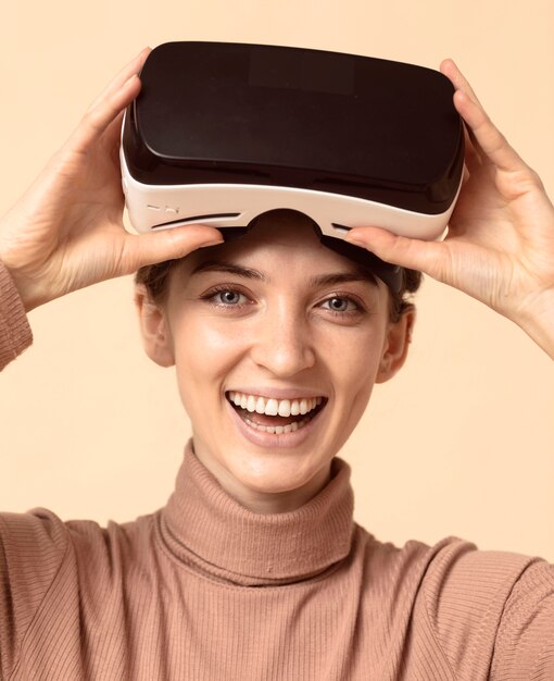 Frau spielt auf Virtual-Reality-Headset und lächelt