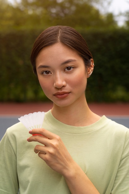 Kostenloses Foto frau spielt badminton vorderansicht