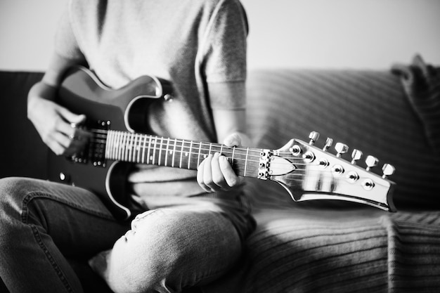 Frau spielt eine E-Gitarre