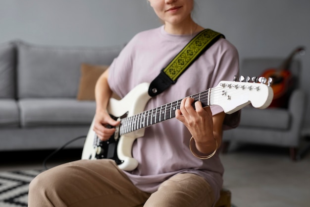 Kostenloses Foto frau spielt gitarre aus nächster nähe