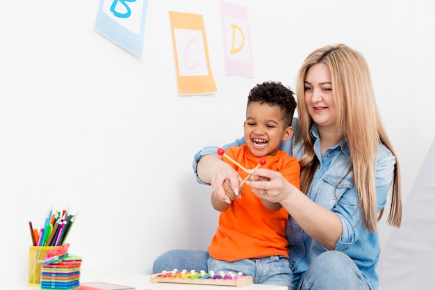 Frau spielt mit dem Jungen zu Hause