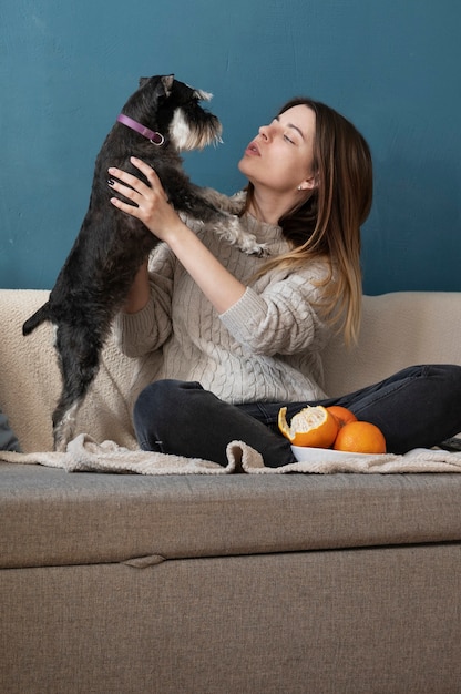 Kostenloses Foto frau spielt mit ihrem hund