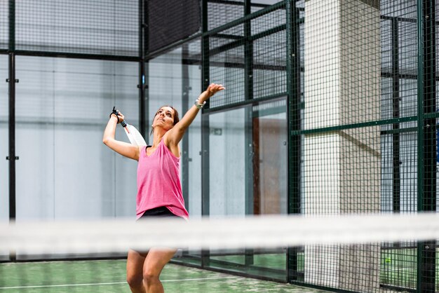 Frau spielt Padel