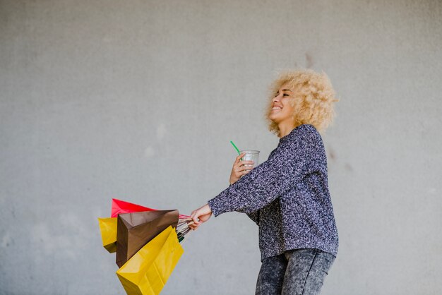 Frau spinnt mit Taschen