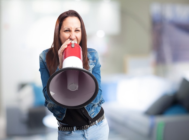 Frau spricht durch ein Megaphon