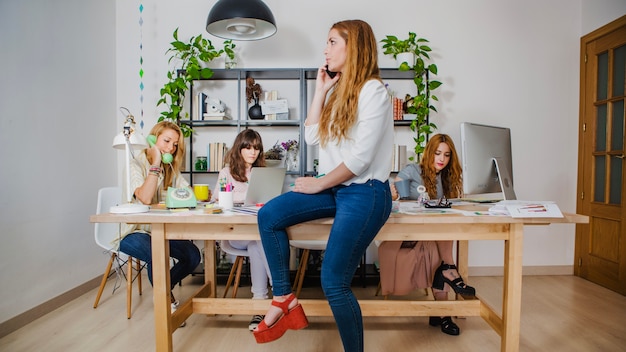 Frau spricht smartphone im Büro