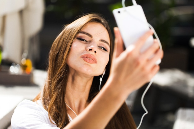 Frau spricht über Kopfhörer am Telefon