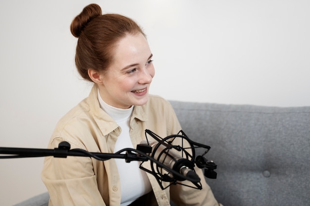 Frau spricht während eines Podcasts in ein Mikrofon