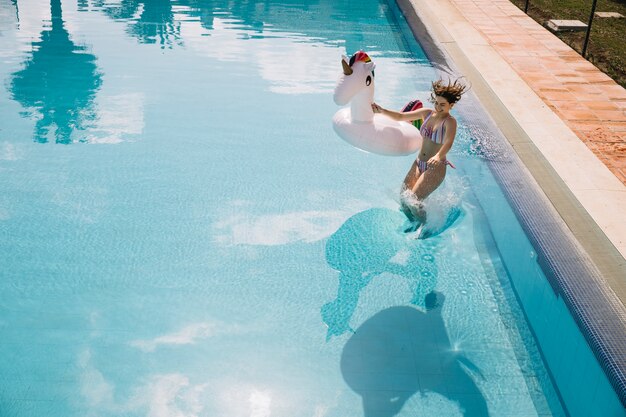 Frau springt in Pool