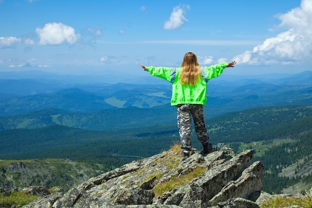 Kostenloses Foto frau steht am oberen felsen