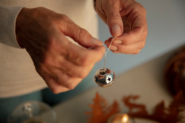 Kostenloses Foto frau stellt einen weihnachtskränz zusammen