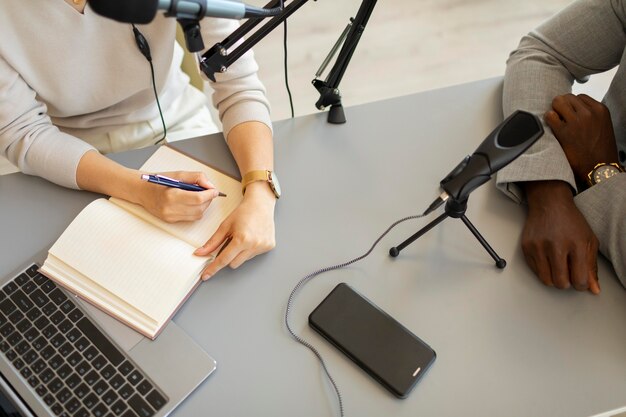 Frau stellt Fragen in einem Podcast