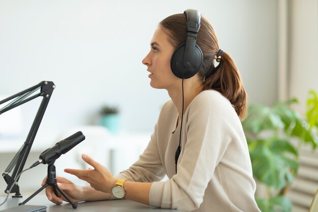 Frau stellt Fragen in einem Podcast