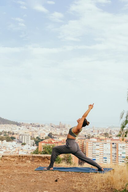 Frau streckt und übt Yoga