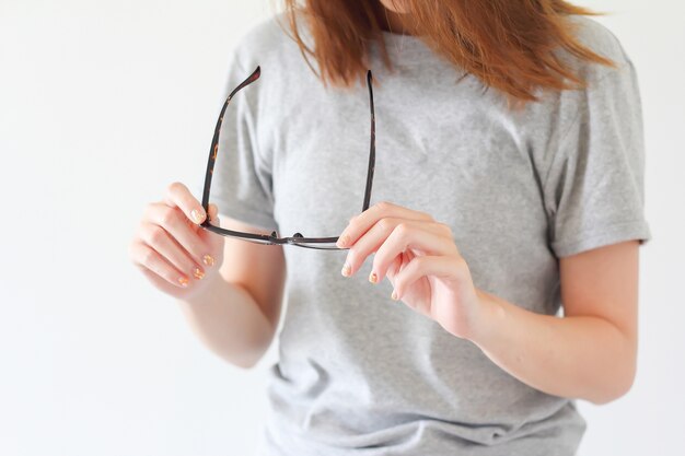 Frau sucht ihre Brille