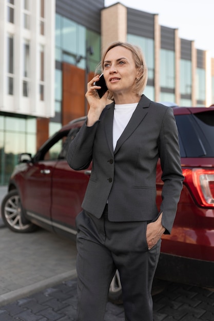 Kostenloses Foto frau telefoniert mittlerer schuss