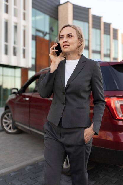 Frau telefoniert mittlerer Schuss