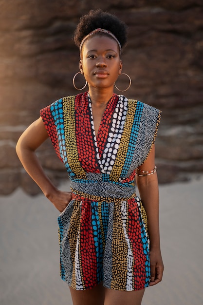 Frau trägt einheimische afrikanische Kleidung am Strand